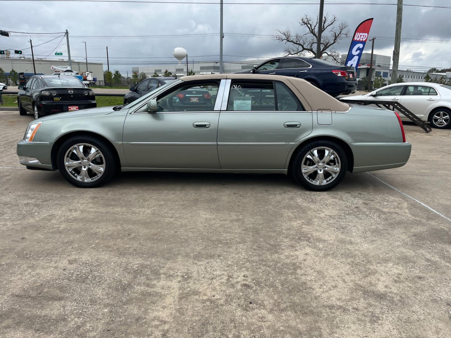 2006 green /TAN Cadillac DTS Sedan (1G6KD57Y96U) with an 4.6L V8 DOHC 32V engine, 4-Speed Automatic Overdrive transmission, located at 14700 Tomball Parkway 249, Houston, TX, 77086, (281) 444-2200, 29.928619, -95.504074 - Photo#3